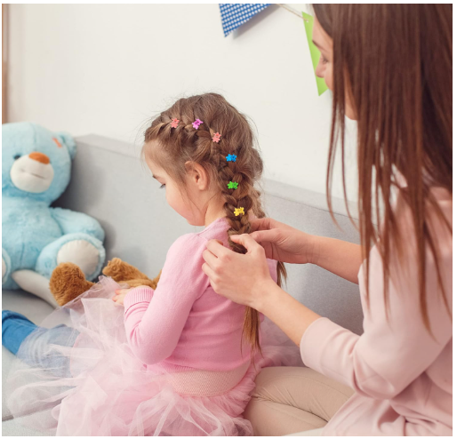 Lot de 780 accessoires cheveux colorés pour bébés filles : élastiques, chouchous, pinces et barrettes.